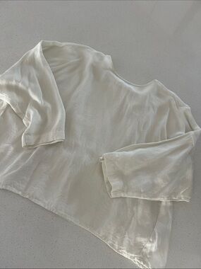 Black Crane Gathered back top
/ Cream Blouse - Relaxed Fit- XS